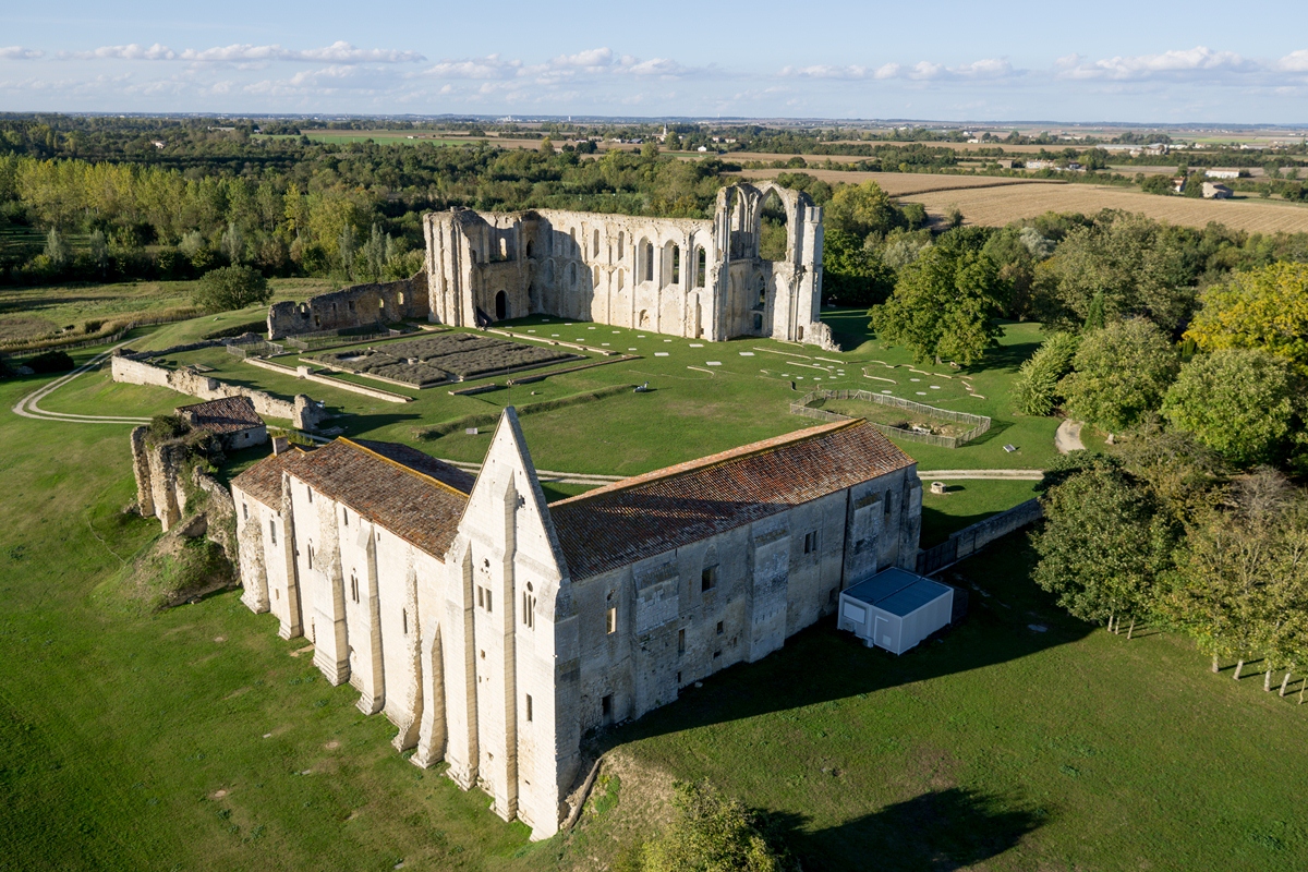 Abbaye de Maillezais (vue aérienne)